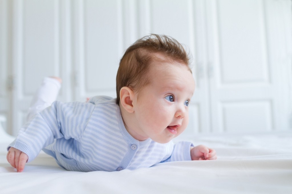 Để trẻ nằm sấp khi trẻ thức có thể cải thiện tình trạng bẹp đầu