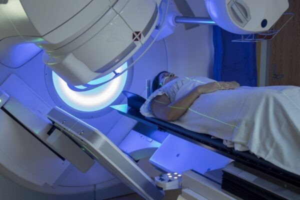 Xạ trị là phương pháp sử dụng các tia xạ tiêu diệt tế bào ung thư tinh hoàn