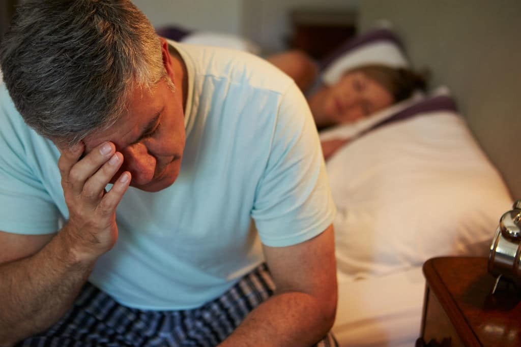 Dậy rất sớm và khó ngủ trở lại là triệu chứng rất thường gặp ở người già