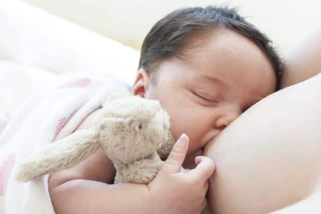 Cho trẻ bú no sẽ giúp trẻ an tâm và dễ ngủ hơn