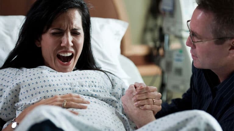 Cơn co tử cung gây ra những cơn đau quặn thắt là dấu hiệu chuyển dạ sanh thật sự
