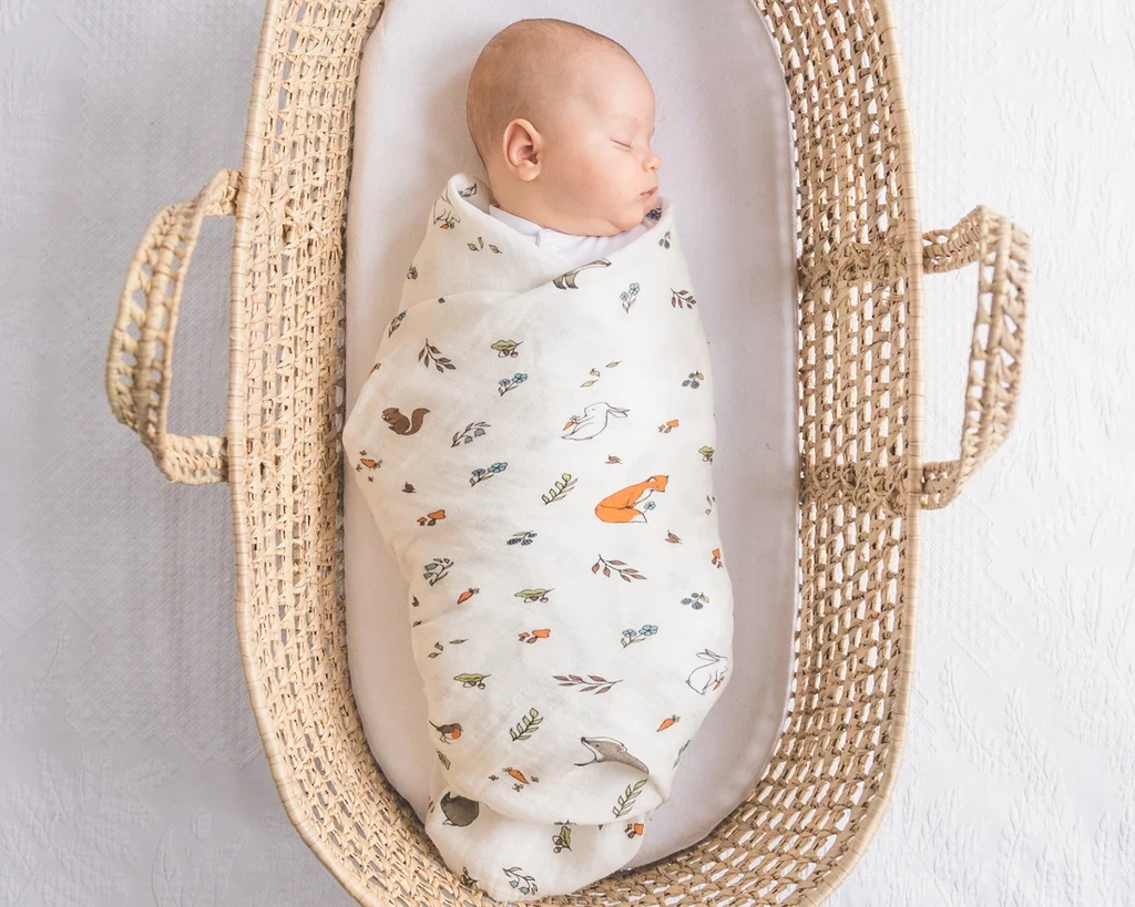 Quấn khăn giúp trẻ sơ sinh cảm thấy ấm áp và dễ đi vào giấc ngủ hơn