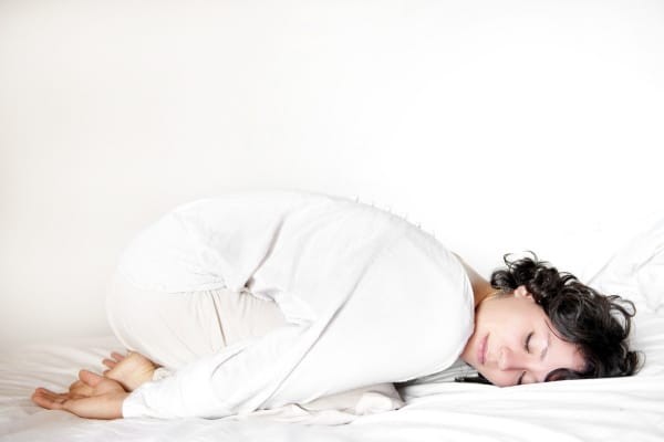Bạn có thể tập tư thế em bé ngay tại giường trước khi ngủ