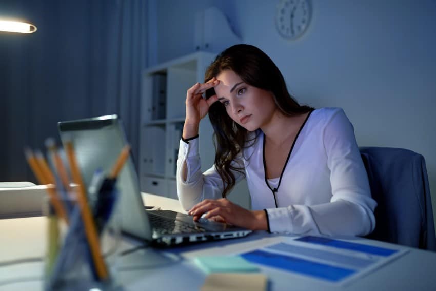 Những áp lực và căng thẳng trong công việc khiến người trẻ dễ bị mất ngủ