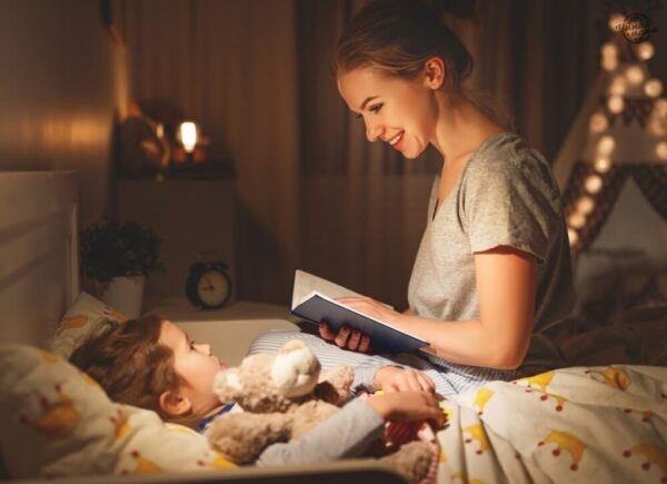 Đọc sách cho bé nghe trước khi ngủ sẽ giúp bé dễ đi vào giấc ngủ hơn