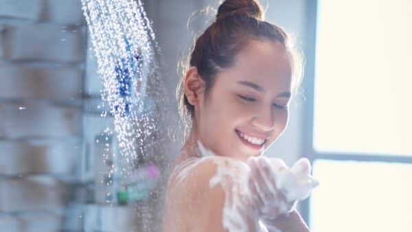 Đi tắm là hoạt động được nhiều người thực hiện sau khi ngủ dậy giúp tinh thần sảng khoái và tỉnh táo