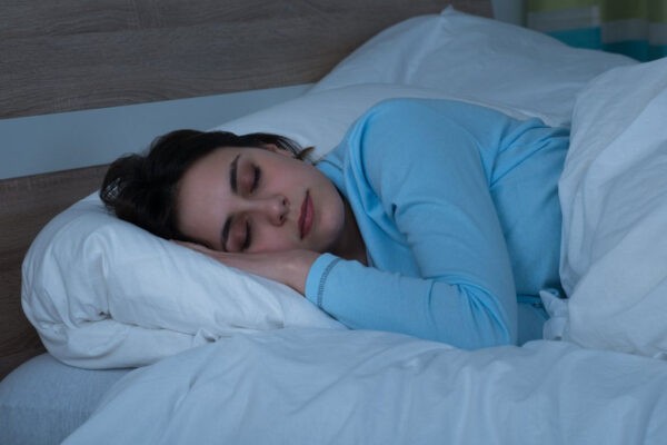 Tạo không gian ngủ thoải mái giúp bạn ngủ ngon hơn và hạn chế hiện tượng bóng đè