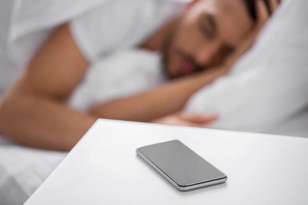 Hạn chế sử dụng điện thoại trước khi ngủ giúp bạn dễ ngủ hơn