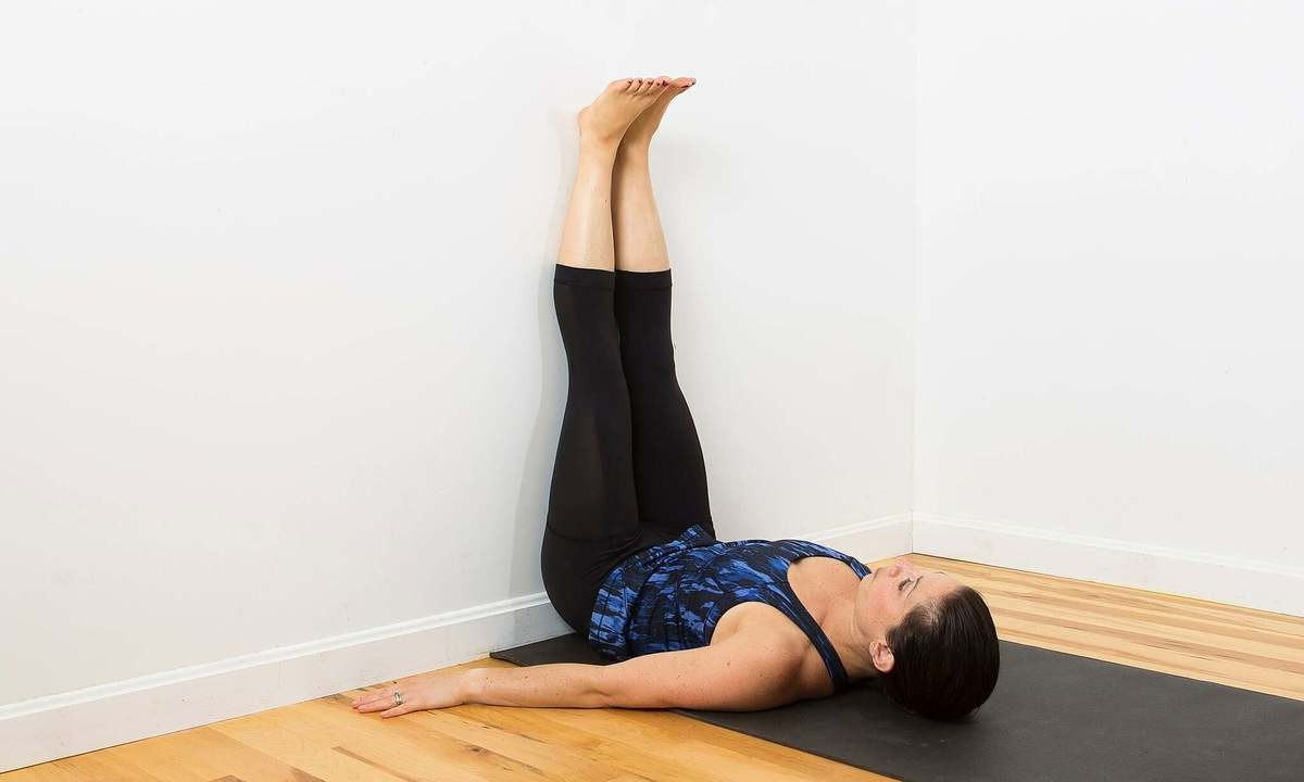 Bài tập gác chân lên tường làm giảm áp lực, căng thẳng lên xương chân