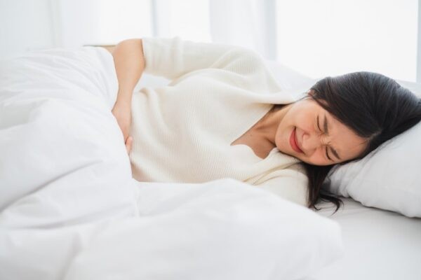 Cơn đau bụng dưới gây ra cảm giác bồn chồn, lo lắng khiến người bệnh vô cùng khó chịu