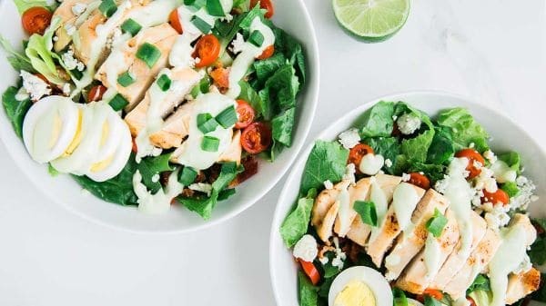 Salad ức gà sốt bơ chanh là một trong những món ăn Keto giúp bạn giảm cân hiệu quả