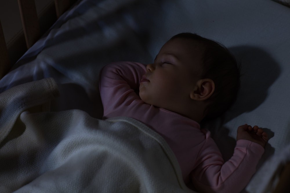 Đặt bé ngủ phòng tối giúp giảm kích thích thị giác của trẻ