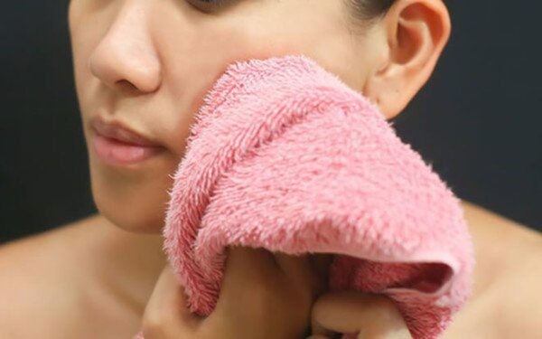Sử dụng chung khăn tắm có thể gây lây nhiễm bệnh sùi mào gà