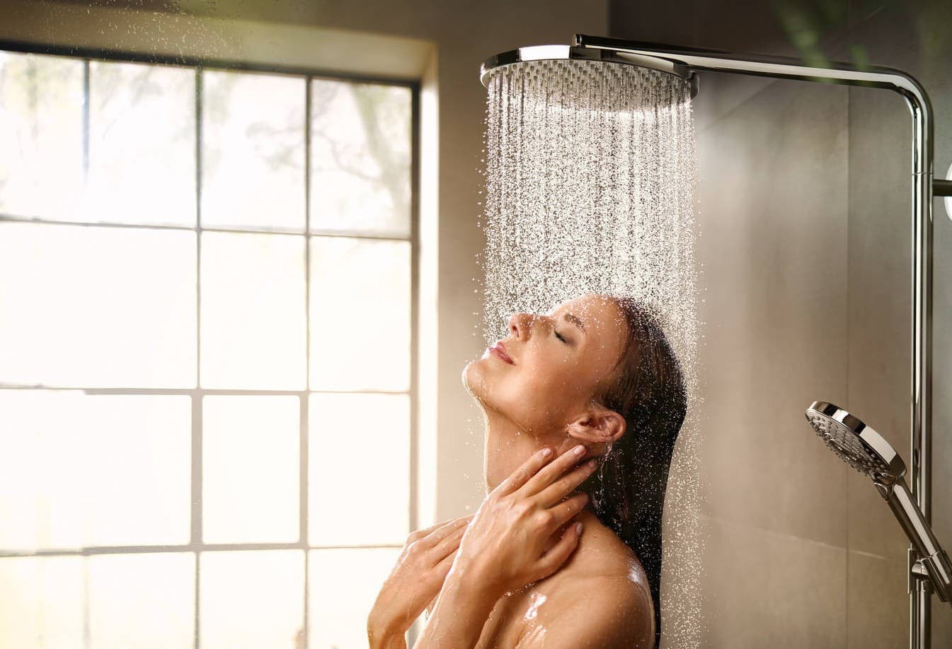 Tắm vòi hoa sen thay vì bồn tắm cũng là một cách phòng ngừa viêm bàng quang cấp
