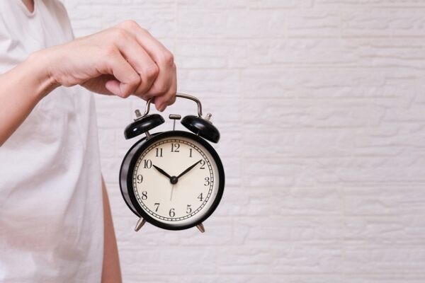 Hình thành thói quen đi ngủ vào một thời điểm xác định giúp bạn dễ dàng thức dậy sớm và hôm sau