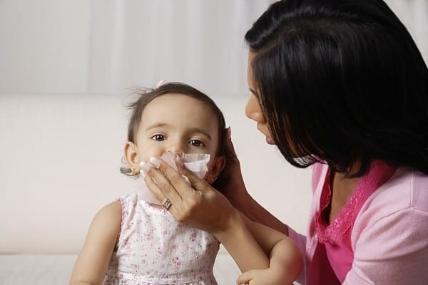 Chảy nước mũi trong kéo dài đi kèm với các triệu chứng khác có thể là một dấu hiệu nguy hiểm cho sức khỏe của trẻ