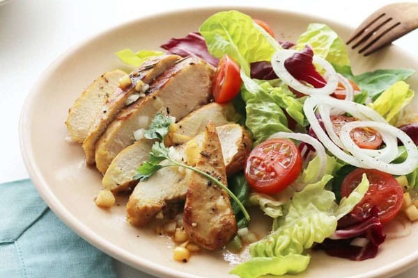Salad ức gà ăn kèm với mè rang có hương vị béo ngậy với cách làm dễ dàng