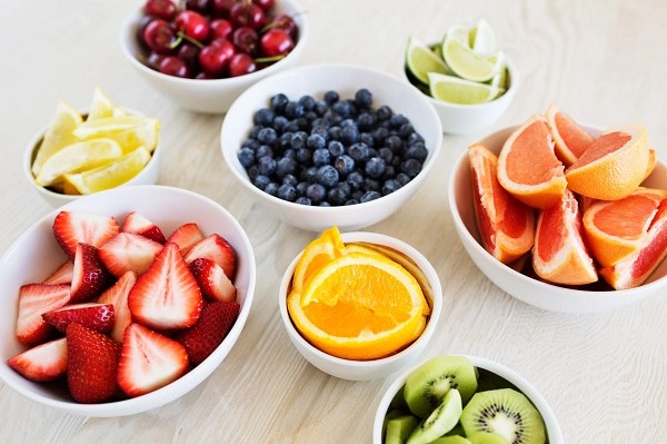 Cho trẻ ăn trái cây giúp bổ sung nhiều vitamin và chất xơ