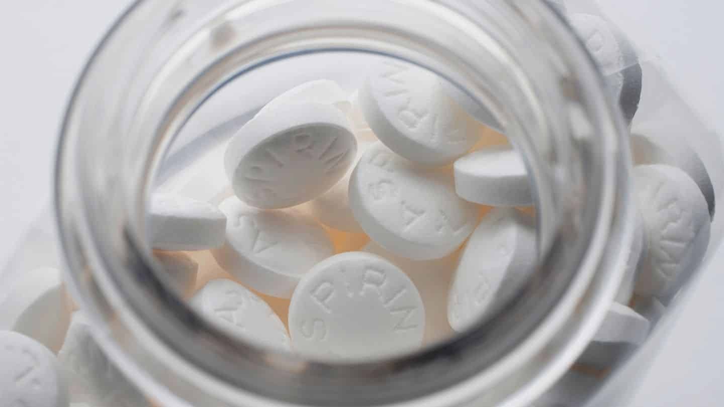 Thuốc giảm đau không kê đơn như Aspirin có thể giúp làm dịu cơn đau đầu
