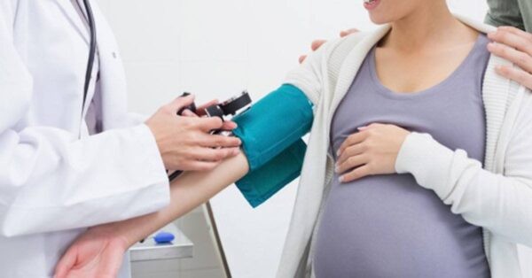Bên cạnh tình trạng tiểu đục, phụ nữ mang thai có thể bị tăng huyết áp trong tiền sản giật
