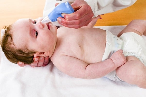 Vệ sinh mũi giúp giảm nghẹt mũi và chảy nước mũi ở trẻ