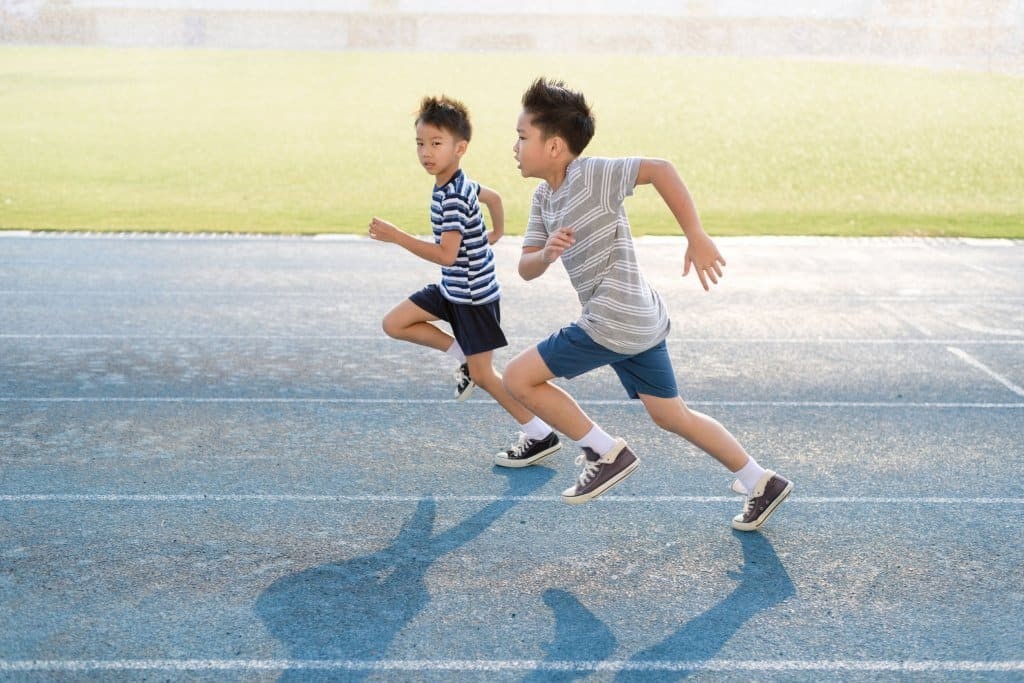 Cho trẻ vận động thể dục thể thao thường xuyên giúp tăng cường sức khỏe hệ hô hấp