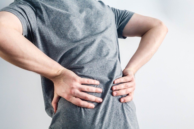 Cơn đau do chấn thương cột sống có thể khiến người bệnh cảm thấy khó khăn trong vận động