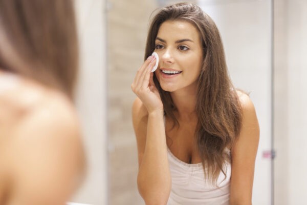 Làm sạch da là bước đầu tiên trong quy trình nặn mụn