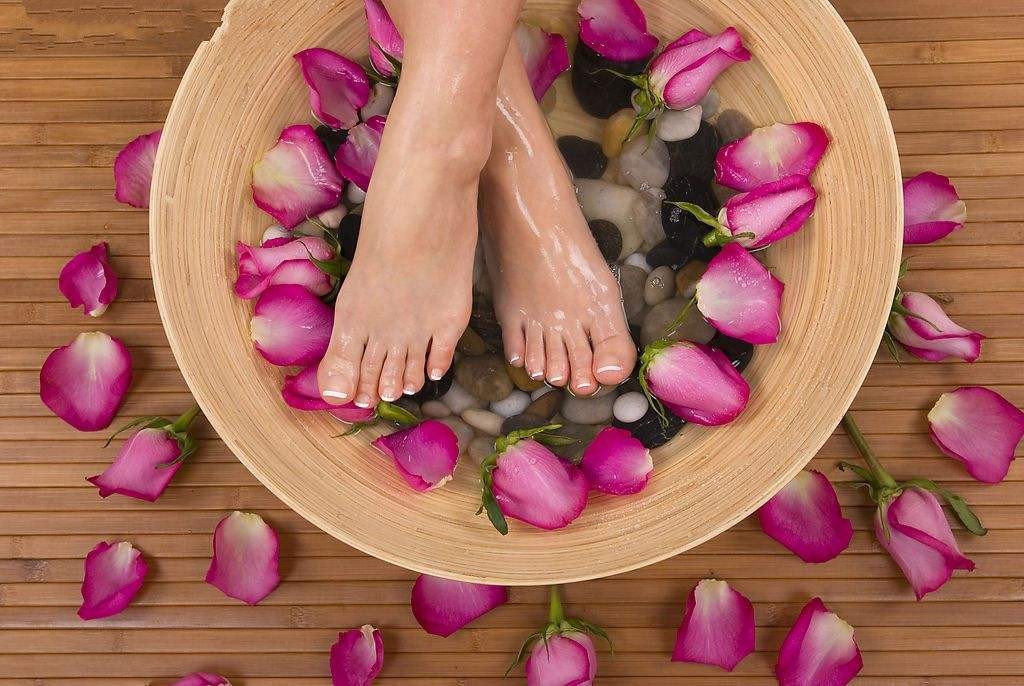 Dùng tinh dầu hoa hồng để ngâm chân có thể giúp thư giãn và giảm căng thẳng