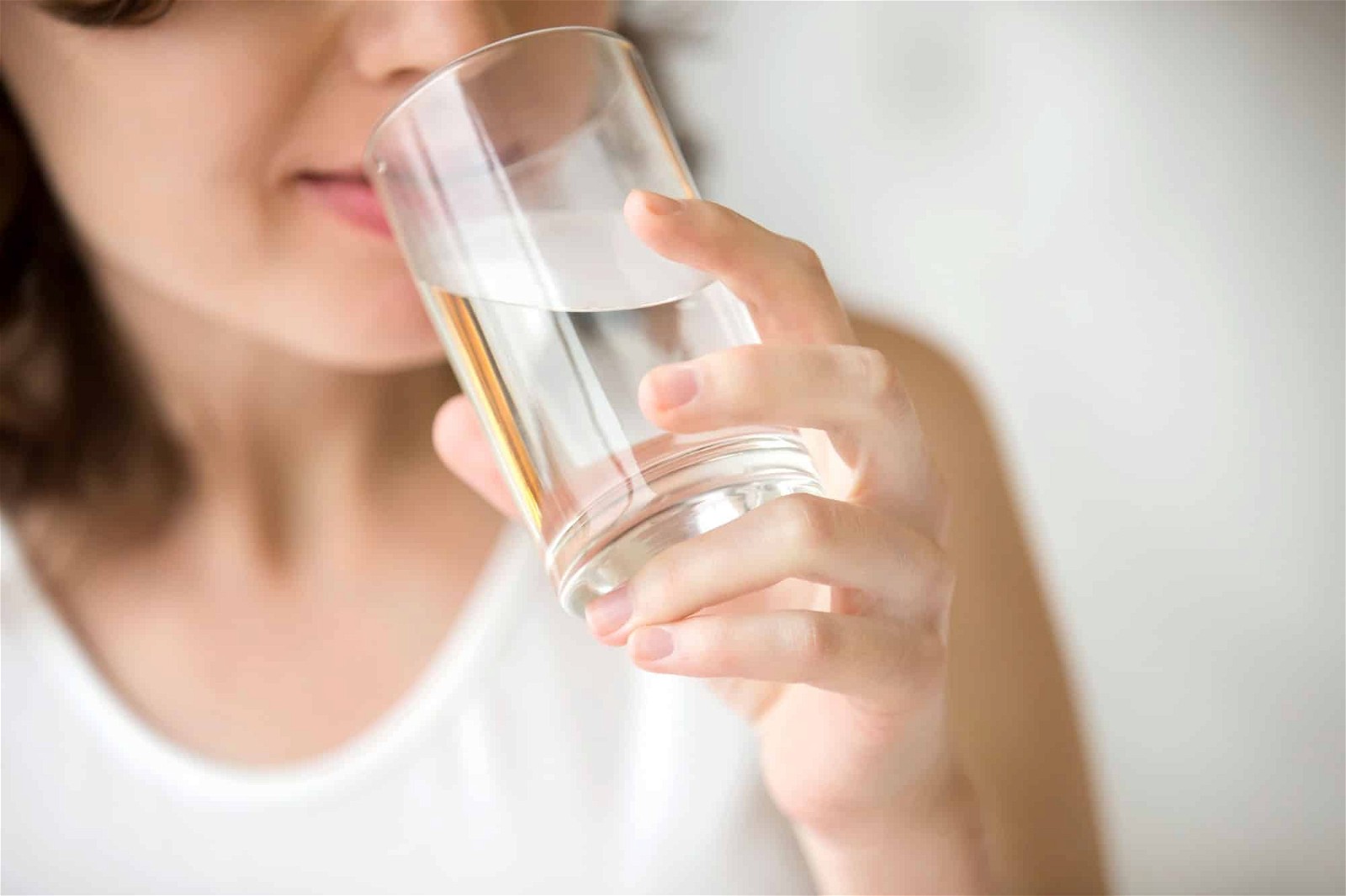 Uống đủ nước cũng là một cách phòng ngừa đi tiểu ra hạt màu trắng