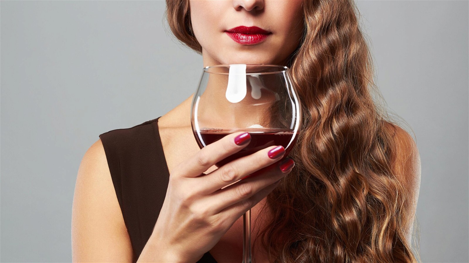 Dùng rượu vang đỏ ở một lượng thoả đáng có thể góp phần cải thiện ham muốn tình dục 