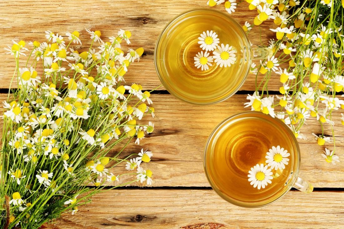 Trà hoa cúc là lựa chọn tốt trong các loại trà để trị chứng mất ngủ