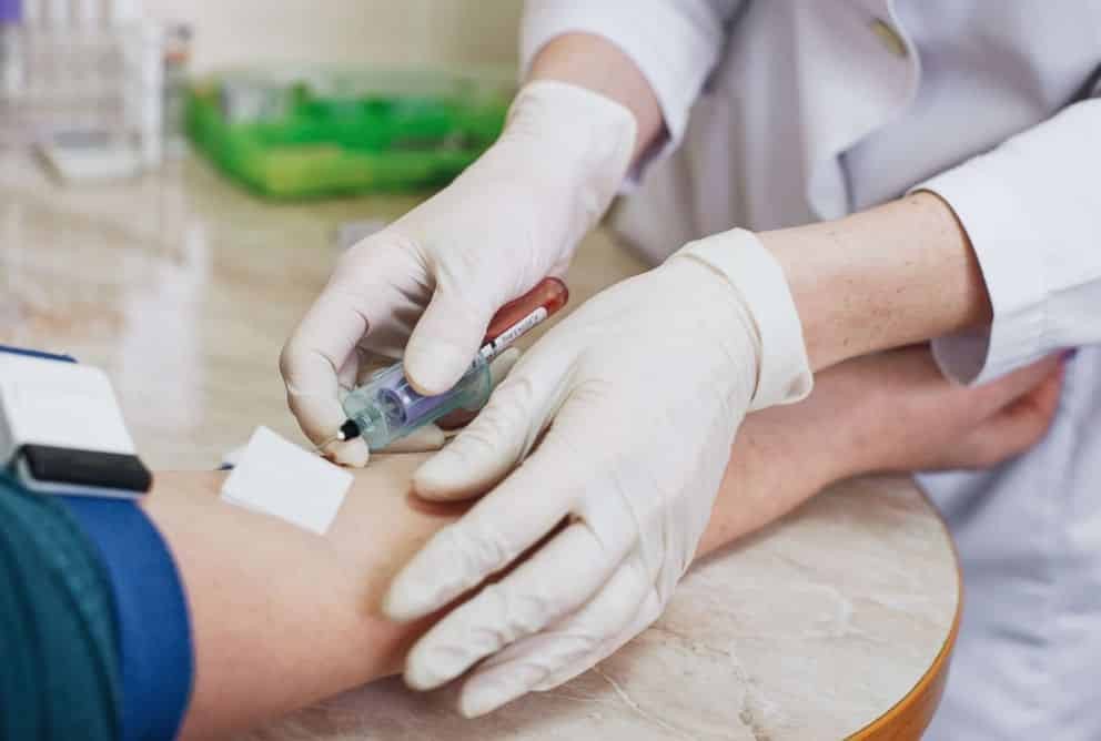 Quy trình lấy máu sẽ do chuyên viên y tế có chuyên môn thực hiện