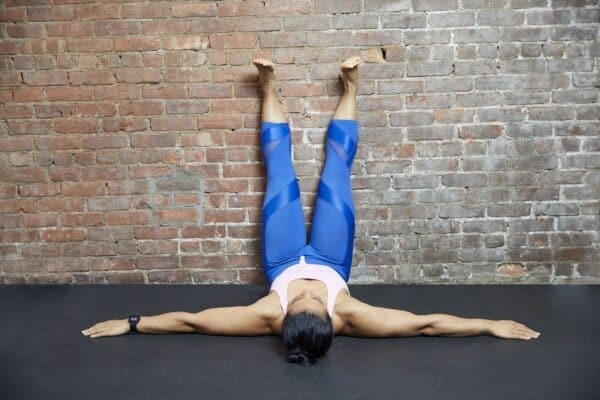 Động tác yoga chân leo tường không chỉ hỗ trợ cải thiện giấc ngủ mà còn hữu ích trong việc thư giãn chân