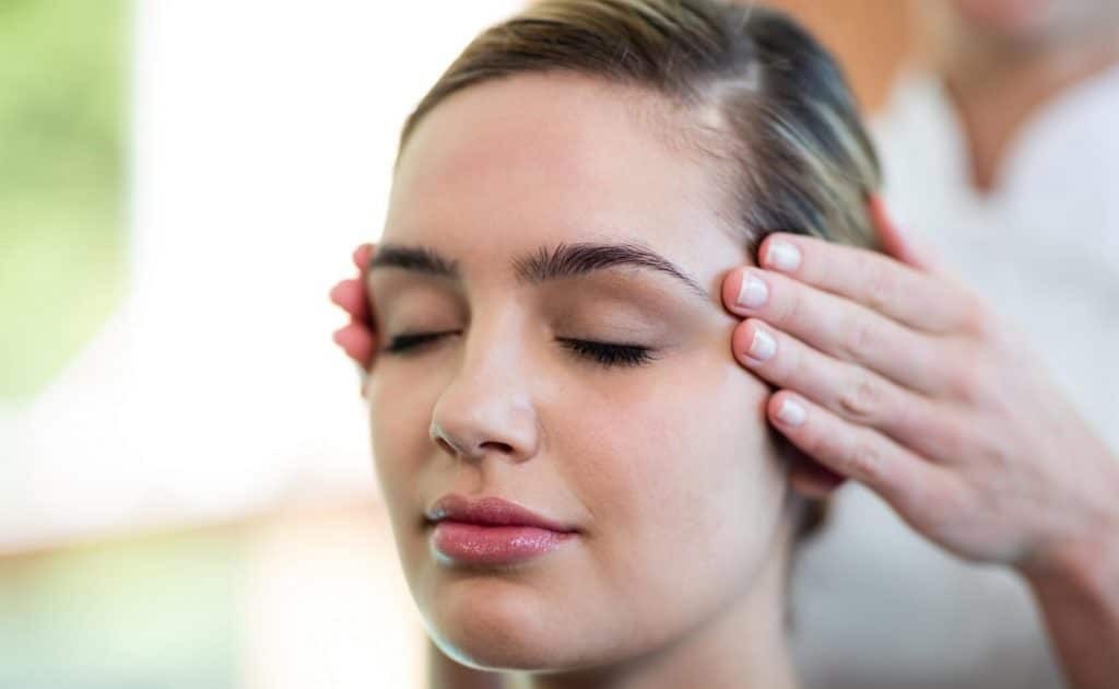 Thư giãn và massage vùng thái dương ngay khi cơn đau đầu xuất hiện giúp làm dịu cơn đau