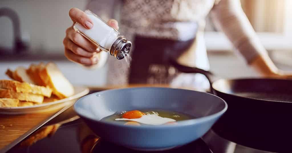 Sử dụng lượng muối ở mức phù hợp trong các bữa ăn giúp kiểm soát huyết áp