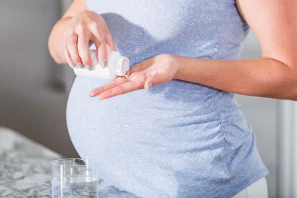 Phụ nữ mang thai và cho con bú cần cân nhắc khi sử dụng thuốc