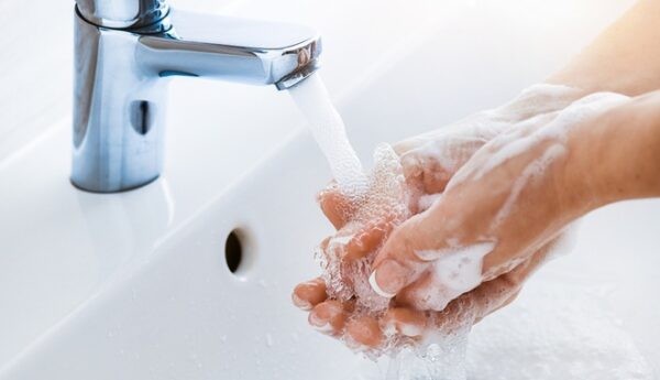 Lưu ý phải rửa tay trước khi bóc vỏ thuốc và sau khi sử dụng thuốc