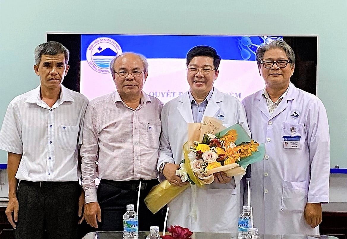 Bác sĩ CKII Nguyễn Thái Bình nhận hoa chúc mừng từ Sở Y tế và BGĐ Bệnh viện ĐK Tây Ninh.