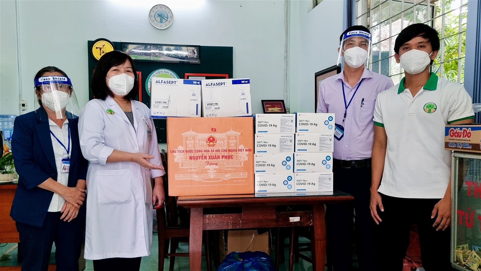 BS.CK2 Lê Thị Minh Hồng cùng các bác sĩ quyên góp hỗ trợ bệnh nhân khó khăn