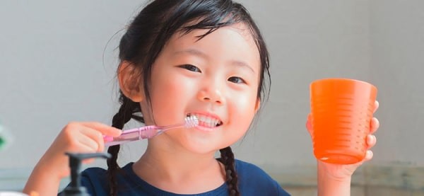 Vệ sinh răng miệng đúng cách sẽ giúp trẻ cải thiện triệu chứng viêm họng hạt