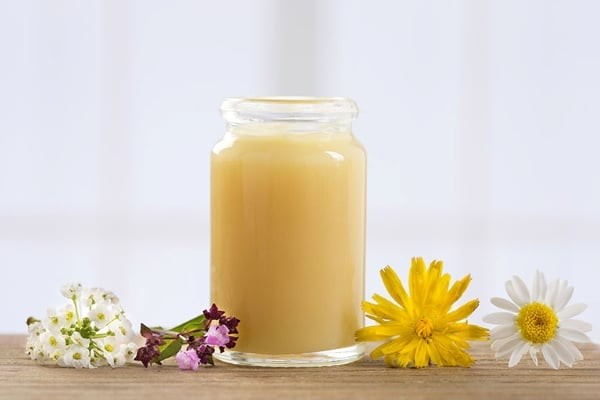 Sữa ong chúa ngoài công dụng trong mỹ phẩm còn cải thiện các triệu chứng mãn kinh