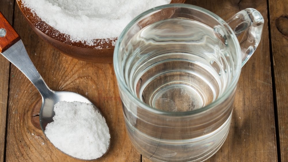 Pha baking soda với nước để làm nước súc miệng giúp làm trắng răng