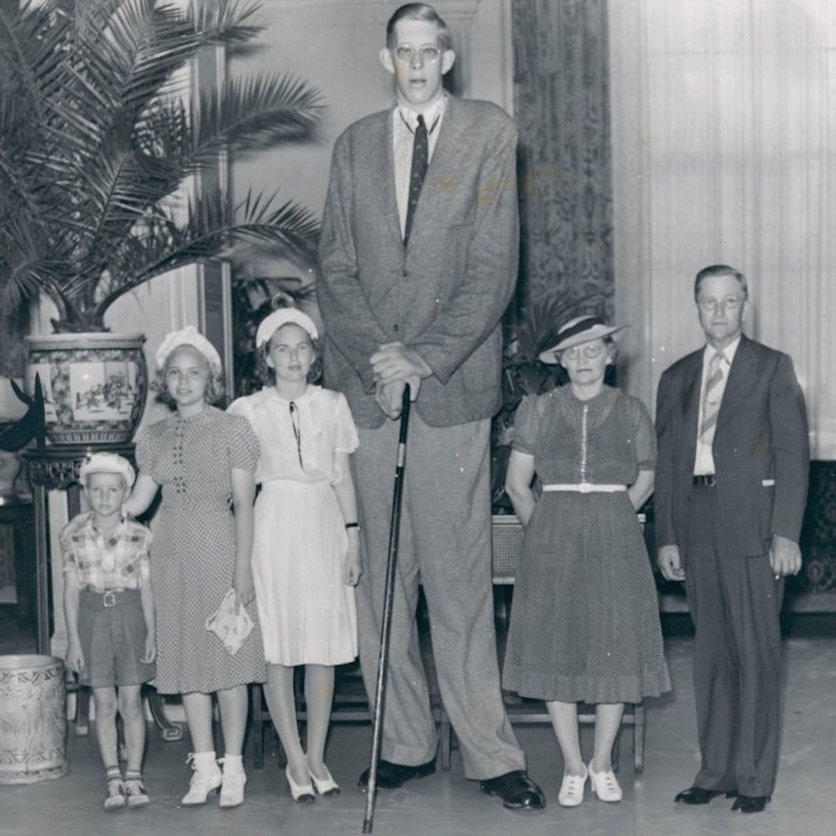 Robert Wadlow (chính giữa), người đàn ông mắc bệnh khổng lồ, được xem là người cao nhất thế giới từng ghi nhận, đạt 272 cm