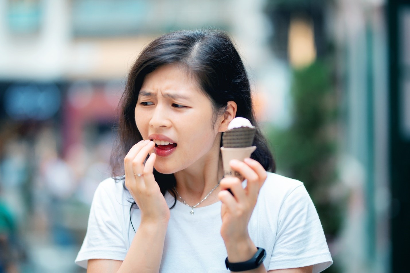 Răng nhạy cảm khi dùng kem lạnh thường không phải là triệu chứng mọc răng khôn