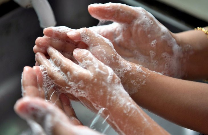 Rửa tay là một trong những biện pháp hiệu quả làm giảm lây ngừa virus. Hãy rửa tay thường xuyên và tập cho trẻ thói quen này