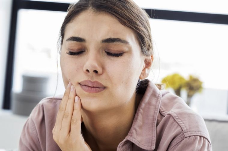 Đau và sưng tấy ở hàm là triệu chứng phổ biến của sưng nướu do răng khôn