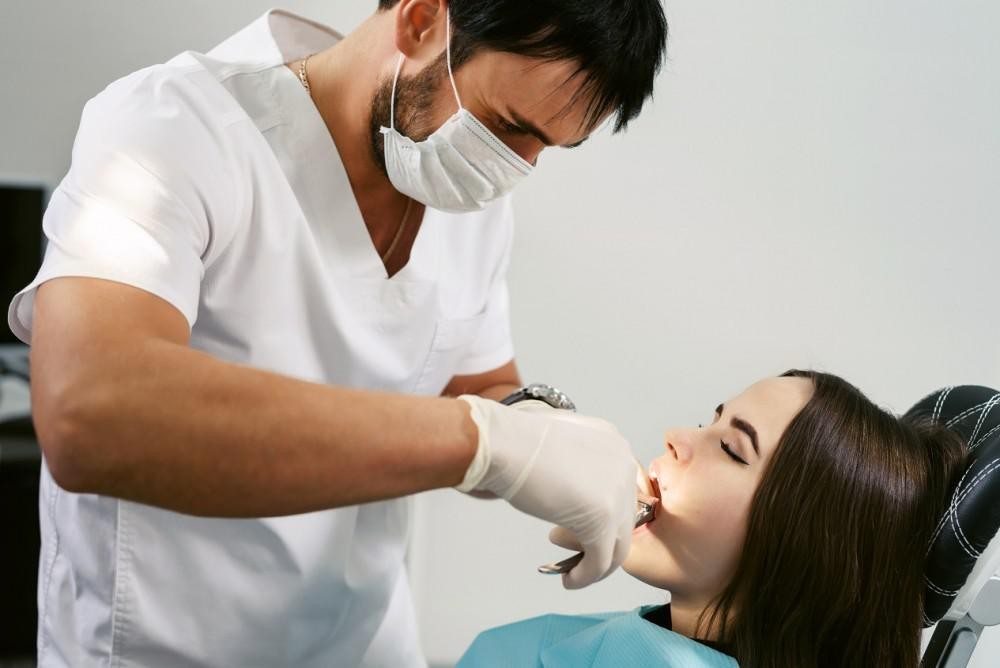 Bác sĩ có thể chỉ định nhổ bỏ răng khôn để điều trị sưng nướu do mọc răng khôn