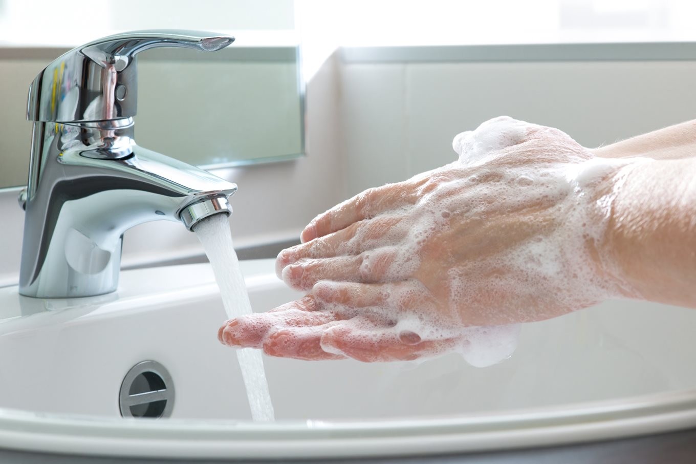Rửa tay với xà phòng thường xuyên giúp ngăn ngừa vi khuẩn gây bệnh 