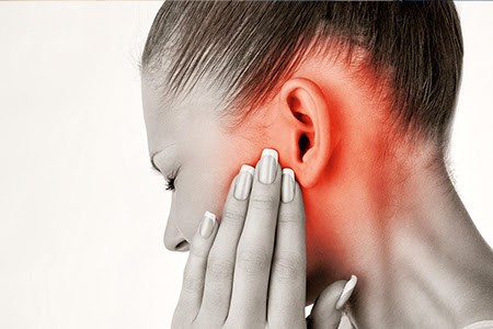Người bệnh biểu hiện triệu chứng đau tai cần đi khám bác sĩ